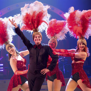 Ons pap wil bij de revue