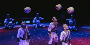 Chinese vazen jongleurs in het Wereldkerstcircus