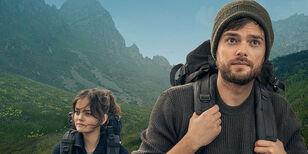 Een jonge man en vrouw op wandeltocht in de bergen.