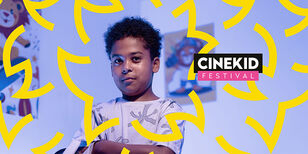 Een jongetje staat met z