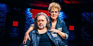 Simone Kleinsma en Hans Peter Janssens in Sweeney Todd