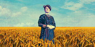 Een vrouw in een uitgestrekt graanveld