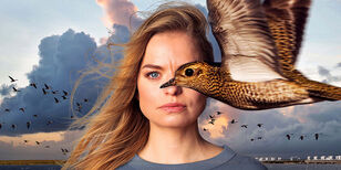 Het gezicht van een vrouw met blond haar. Voor haar langs vliegt een vogel. Het oog van de vogel zit precies op de plek waar ook haar rechter oog zit. 