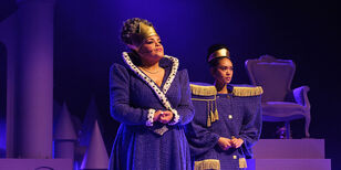 Omi, de grootmoeder van Prinses Arabella, samen met de eerste minister.