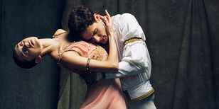 Romeo en Julia in een innige omhelzing. 