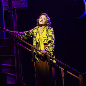 Gerrie van der Klei ingetogen zingend op een trap.