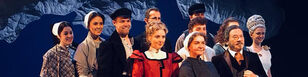 de 11 acteurs poseren als groep, gekleed in oud Hollandse visserskostuums