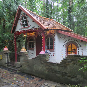 snoezig puntdakhuisje van Hans en Grietje, gedecoreerd met snoepjes en kleurige taarten