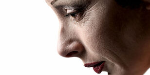Piaf, een traan drupt uit haar oog