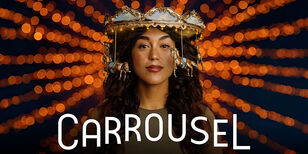 Een vriendelijke dame met een hoed als een draaimolen met gouden paardjes. Beeldtekst: Carrousel.