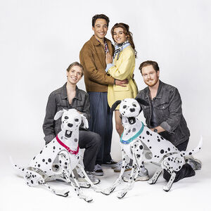 Samir en Shanna samen met de poppenspelers en twee levensechte dalmatiër poppen