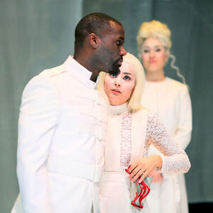 donkere Othello en zijn witharige echtgenote Desdemona