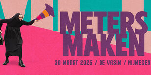 Het logo van Meters Maken in roze en blauwe tinten. Naast het logo staat een vrouw met haar trui over hoog over haar hoofd getrokken. Ze houdt een pylon vast.