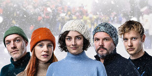 Drie mannen en twee vrouwen met wollen mutsen en dikke truien. In de verte dwarrelende sneeuw en een vaag beeld van de elfstedentocht.