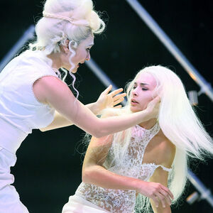 Desdemona en Emilia , beiden met witte haren en wit gekleed