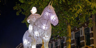 Ronde van Sint Maarten in Utrecht Een lichtsculptuur van een levensgroot paard met ruiter, gemaakt van rijstpapier en wilgentenen.