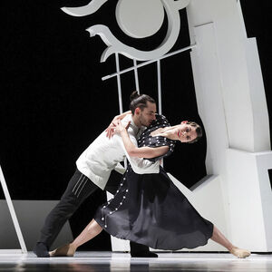 Twee dansers in een innige omhelzing. 