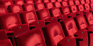 rood pluchen theaterstoelen in een lege zaal