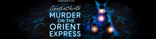 Het vooraanzicht van een stoomlocomotief in de nacht met felle lampen. Tekst: Agatha Christie, Murder on the Orient Express.