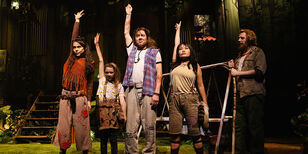 Het gezin Fantastic steekt fanatiek hun vinger in de lucht. Ze zien er ruig uit en zijn lang niet bij de kapper geweest.