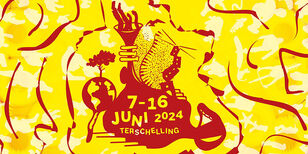 Kunstzinnig in rood en geel getekend logo van Oerol, waarin allerlei muziekinstrumenten en kunstvormen te herkennen zijn.l
