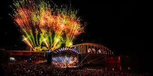 Boven een drijvend podium voor de Arnhemse John Frostbrug, wordt de viering van de vrijheid afgesloten met een groots vuurwerk.