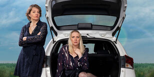 De actrices Sanne Wallis de Vries en Jelka van Houten bij de achterbak van een auto