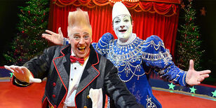 Twee vrolijke clowns: Bello Nock met rechtopstaand haar en Yann poëtisch in een flonkerend blauw kostuum.