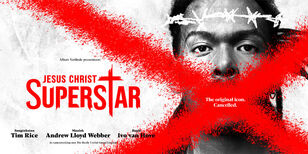 Het beeld logo van Jesus Christ Superstar. De achtergrond is wit en de titel in  rode letters aan de linkerkant. Aan de rechterkant een foto van hoofdrolspeler Jeangu Macrooy met een rood kruis voor zijn mond en getekend prikkeldraad om zijn hoofd. 