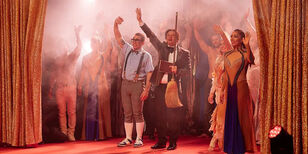 Artiesten van het kerstwintercircus halen hun applaus. 