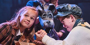 Het meisje Keesie, guitig kijkend, samen met Straatschoffie Kruimeltje en het hondje Noor