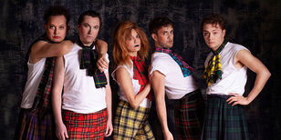 Vijf acteurs poseren cool, gekleed in wit shirt en Schotse ruiten.