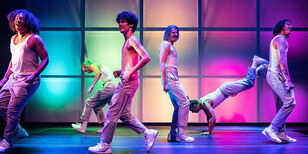 Zes dansers in vette dansbewegingen.