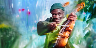 Robin Hood in het groen gekleed met mutsje met een veer. Hij houdt een viool als een pijl en boog voor zich uit. 