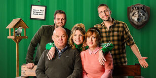 Paul de Leeuw en Annick Boer poseren met 3 andere acteurs voor een felgroene achtergrond.