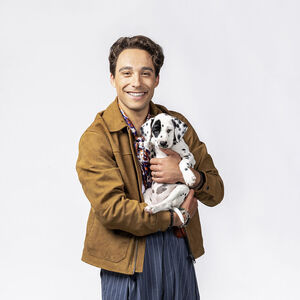 Samir Hassan als Tom, met een schattige dalmatiër pup in zijn armen